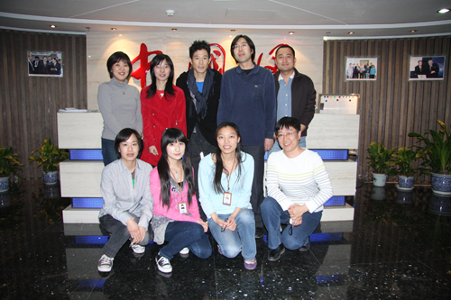 موظفون من قسم اللغة اليابانية بشبكة الصين مع الممثل الياباني يانو كوجي