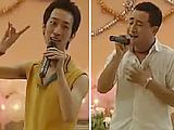 2005年のチャイナネット成立5周年で歌を披露する羅旭さんと陳偉斯さん