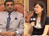 オマーンの中国大使にインタビューするアラビア語版の劉楽さん