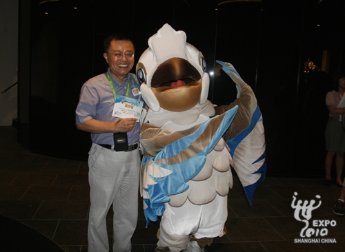 Un visiteur chanceux pose en compagnie de Pengpeng, la mascotte kookaburra du pavillon.