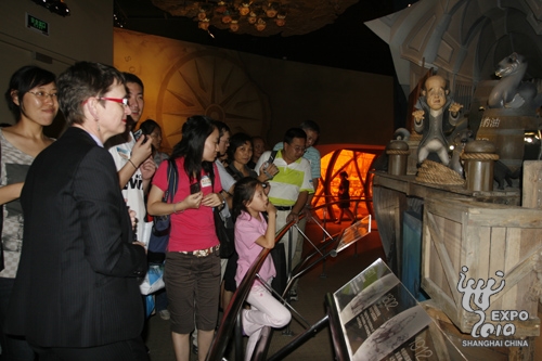 Seize visiteurs du pavillon virtuel australien (www.expo.cn) bénéficient d'une visite VIP du véritable pavillon.