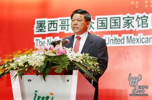 Chen Duqing, commissaire général adjoint chinois pour l'Expo 2010, prononce un discours