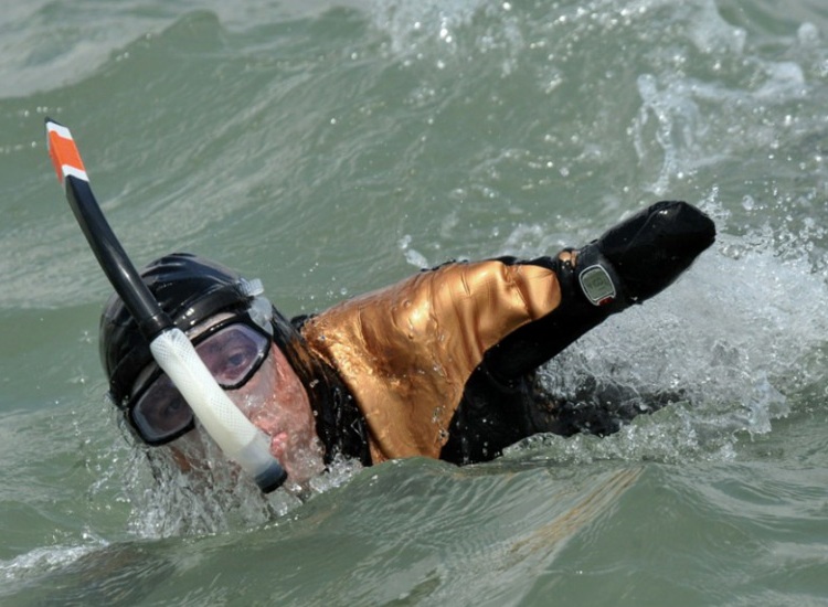 Un amputé français traverse la Manche à la nage
