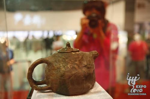 L'unique œuvre restante de Gong Chun (1506 – 1566), fondateur de l'art de la théière Zisha, est présentée dans le cadre d'une exposition sur cet art organisée dans le pavillon de la WTCA.