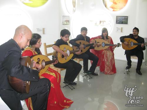 Les artistes du Bahreïn jouent de l'oud.
