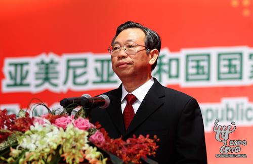 Yu Zhenqi, le vice-commissaire général de la Chine pour l'Expo universelle 2010, prononce un discours.