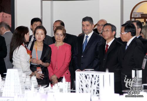 Des officiels visitent le pavillon de l'Arménie