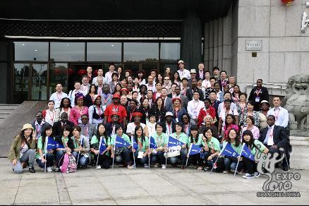 Les participants à l'Expo posent en photo devant le musée de Haining.