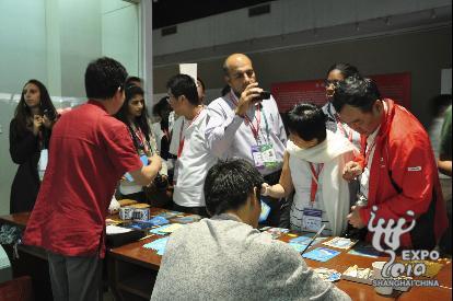 Les participants à l'Expo assistent à la confection de lanternes de fleurs Xiashi.