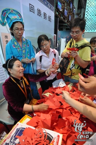Les visiteurs ont également été conviés à s&apos;essayer au papier découpé et à la broderie, dans le cadre de la semaine culturelle du Ningxia organisée sur la scène Baosteel.