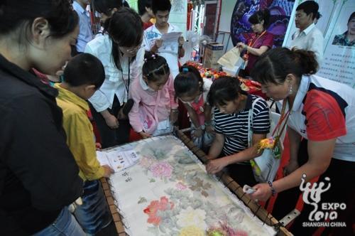 Les visiteurs ont également été conviés à s'essayer au papier découpé et à la broderie, dans le cadre de la semaine culturelle du Ningxia organisée sur la scène Baosteel.