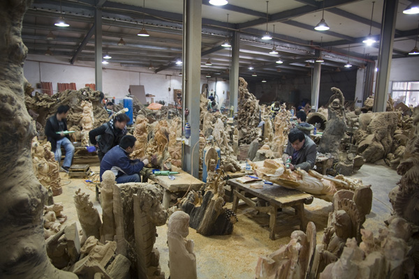 À l'intérieur de l'atelier, il y a des sculptures partout. 