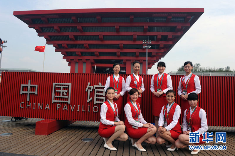 Des étudiantes issus de Chengdu, capitale de la province du Sichuan, posent devant le pavillon chinois.