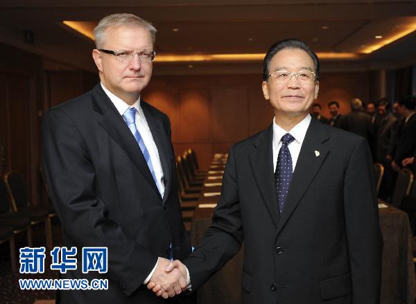 Wen Jiabao et Olli Rehn, commissaire chargé des affaires économiques et monétaires de l&apos;Union européenne (UE) 