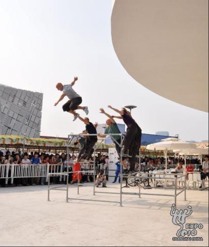 Des artistes danois exécutent des mouvements de parkour.