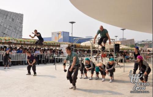 Des artistes de parkour se produisent ensemble. 