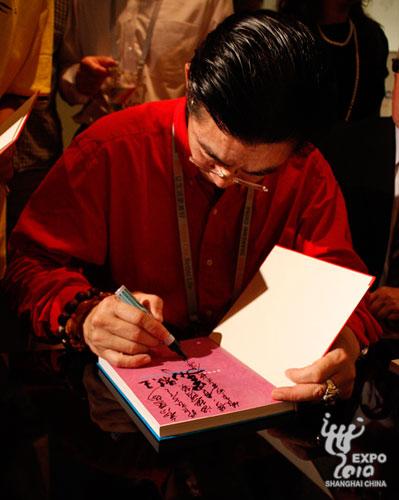 Liu Xiao Ling Tong signe un autographe pour le catalogue tchèque d'œuvres d'art consacrées au Roi Singe. 