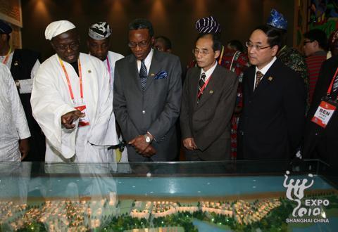Des officiels visitent le pavillon du Bénin