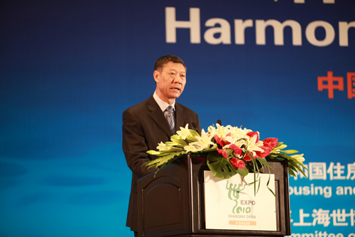 Jiang Weixin, le ministre chinois du Logement et du Développement urbain et rural, prononce un discours.