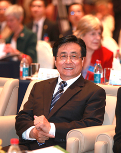 Zhao Hongzhu, le secrétaire du Parti de la province du Zhejiang, assiste au forum.