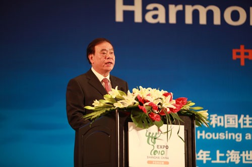 Lv Zushan, le gouverneur de la province du Zhejiang, prononce un discours.