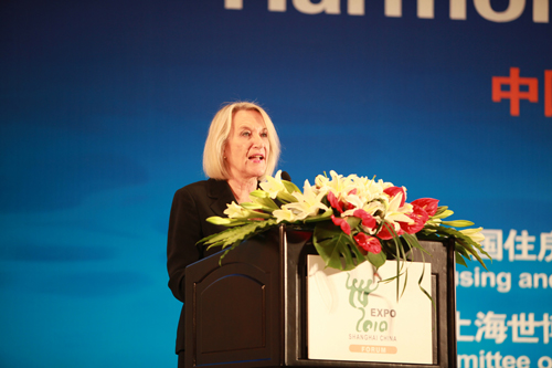 Inga Björk-Klevby, la vice-directrice exécutive du Programme des Nations Unies pour les établissements humains, prononce un discours.