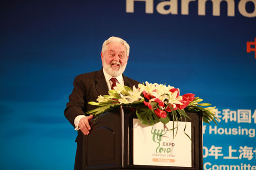 Vicente Loscertales, le secrétaire général du Bureau international des Expositions, prononce un discours.