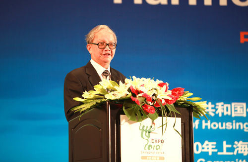 Zheng Shiling, professeur d&apos;architecture à l&apos;université de Tongli et membre de l&apos;Académie chinoise des Sciences, prononce un discours.