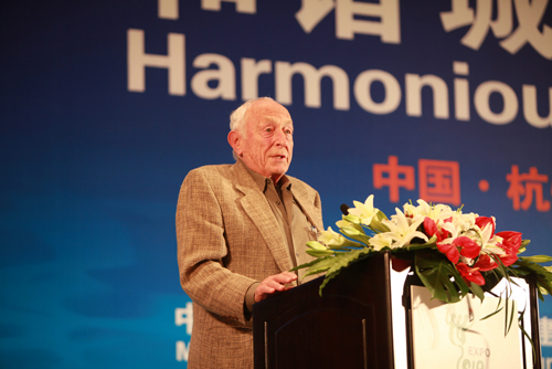 John Friedmann, professeur honoraire à l&apos;École de planification communautaire et régionale, université de Colombie Britannique au Canada, et professeur émérite à l&apos;École des Affaires Publiques, prononce un discours.