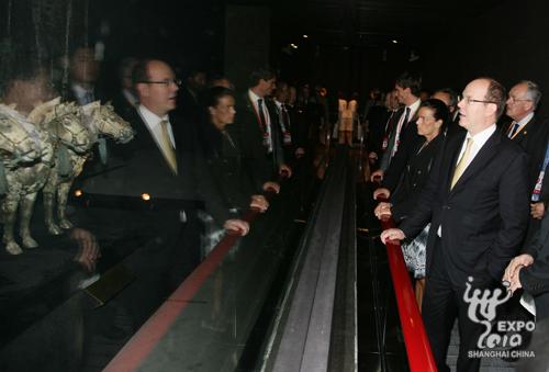 Des officiels visitent le pavillon chinois 