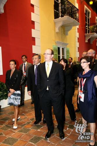 Des officiels visitent le pavillon monégasque