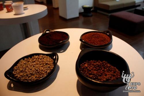 Des grains de café sont exposés dans le pavillon colombien.