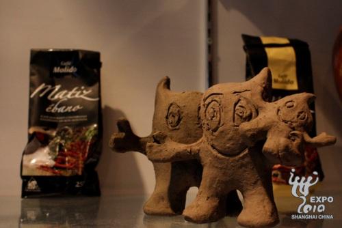 Du café colombien et une figurine de Haibao en terre cuite.
