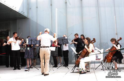 Les membres de l'Orchestre de chambre de l'Académie royale irlandaise de musique interprètent des morceaux classiques et des mélodies aux forts accents irlandais dans le pavillon de la nation celte.