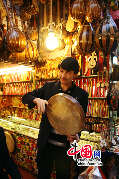 Le 20 octobre, un vendeur joue du tambour pour les touristes. (Photo : Zhang Zhcihao)