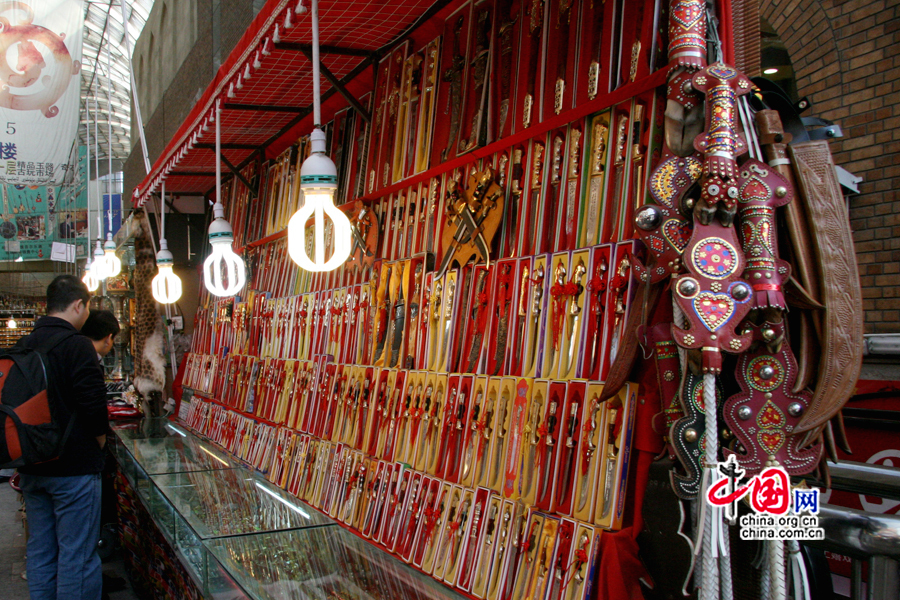 Le 20 octobre, quelques touristes achètent des poignards traditionnels. (Photo : Zhang Zhichao)