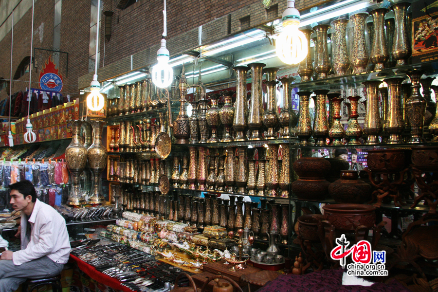 Le 20 octobre, des objets d'art folkloriques du Xinjiang. (Photo : Zhang Zhichao)