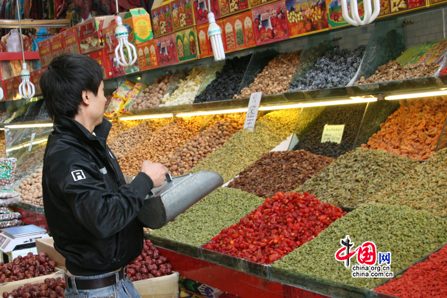 Le 20 octobre, un marchand et son stand de spécialités du Xinjiang. (Photo : Zhang Zhichao)