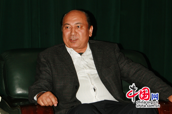 M. Aniwar Amut, président de l'Université du Xinjiang