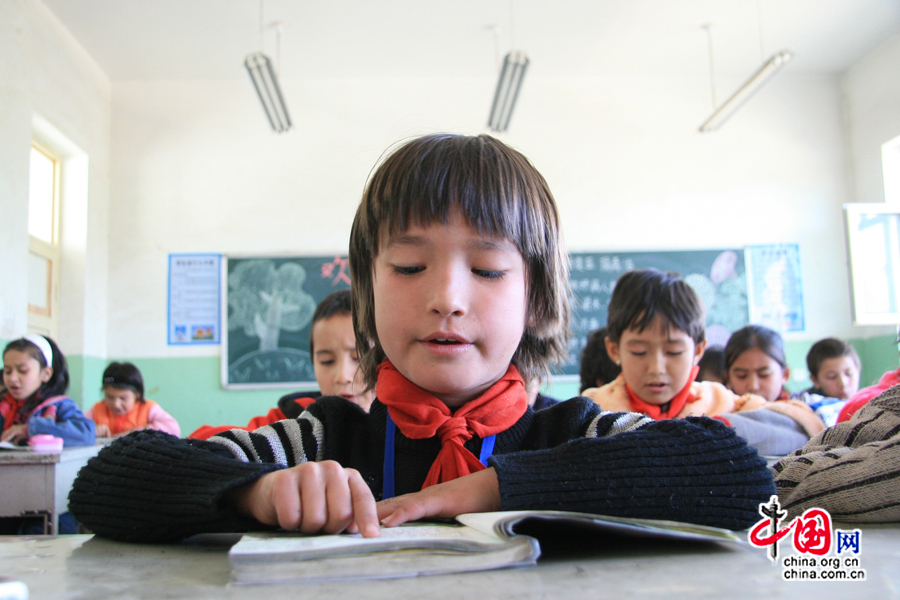 Un écolier en train de lire un texte.