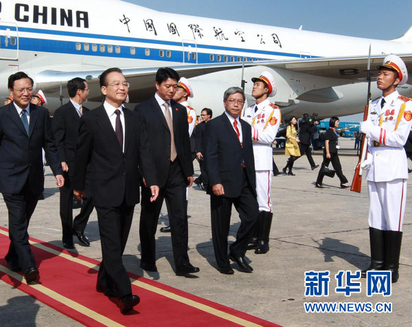 Le PM chinois arrive à Hanoï pour des sommets entre l'ASEAN et ses partenaires 1