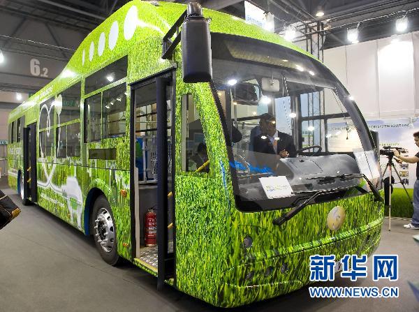 Le 3 novembre, des visiteurs admirent le bus électrique produit par la société Huaxia Shenlong de Shenzhen, ville de la province du Guangdong (sud de la Chine).