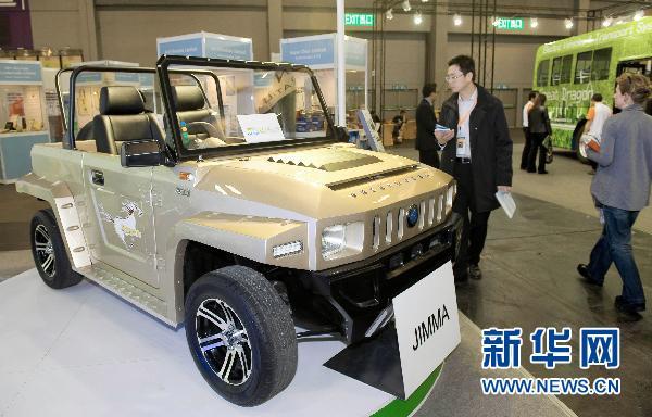 Le 3 novembre, des visiteurs admirent la voiture entièrement électrique et à zéro émission polluante, lancée par la société Ludi Fangzhou de Shenzhen, ville de la province du Guangdong (sud de la Chine).