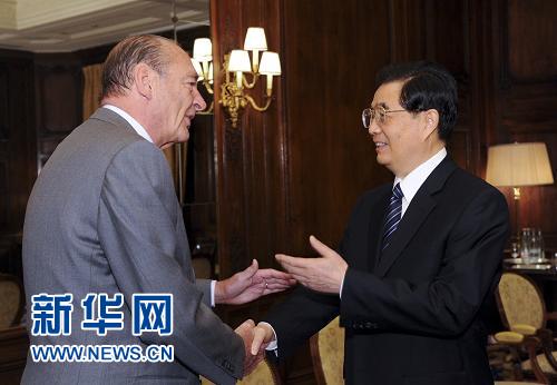 Le président chinois Hu Jintao, en visite d'Etat en France jusqu'à samedi, s'est entretenu vendredi matin avec l'ancien président français Jacques Chirac à Paris.