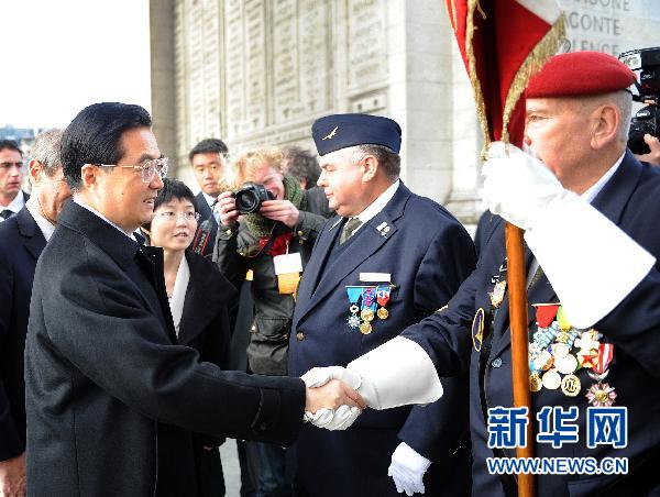 Le 5 novembre, le président chinois Hu Jintao s&apos;est rendu sur la tombe du Soldat inconnu à l&apos;Arc de Triomphe et a rencontré les vieux soldats français à l&apos;occasion de sa visite d&apos;Etats en France. 