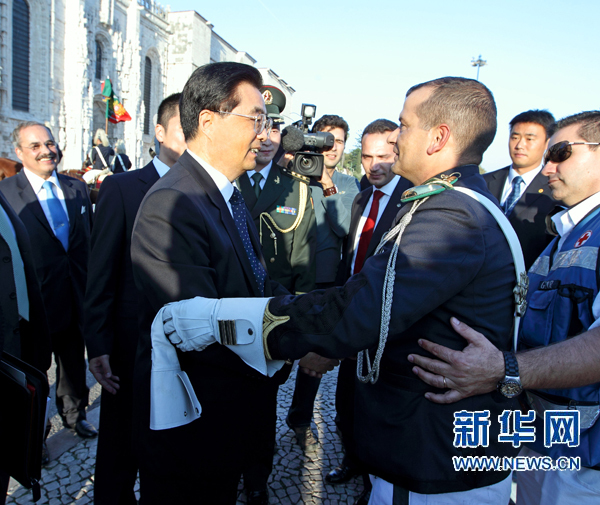 Un cavalier portugais dans les bras du président chinois