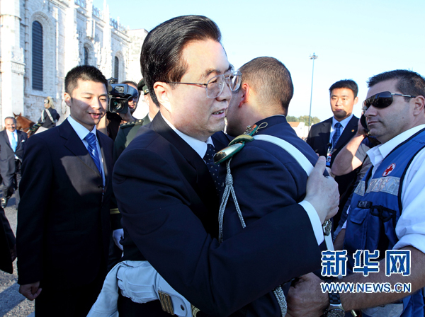 Un cavalier portugais dans les bras du président chinois