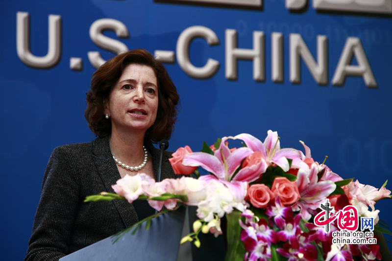 Pamela Passman, vice-présidente de Microsoft, préside le 4e forum sino-américain d'Internet qui s'est ouvert le 8 novembre à Beijing.