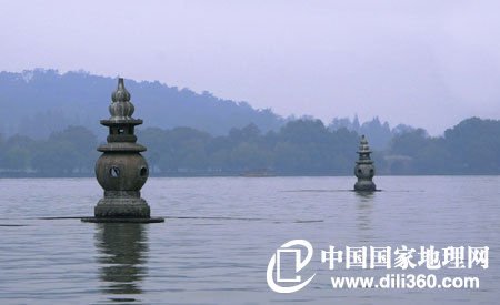 San Tan Ying Yue, appelée aussi Xiao Ying Zhou, est une île située au centre du lac de l'Ouest de Hangzhou, capitale de la province du Zhejiang (sud-est).