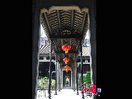 La maison des familles Chen est nommée également « l'école de la famille Chen ». À l'époque elle fut à la fois le temple des ancêtres et l'école des familles Chen des 72 districts de la province du Guangdong. La construction a débuté en 1888 et s'est achevée en 1905.